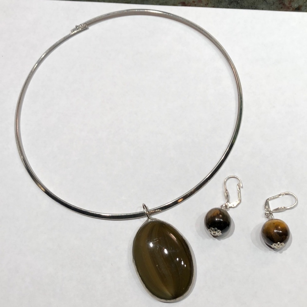 Necklace and earrings set. Removable setting